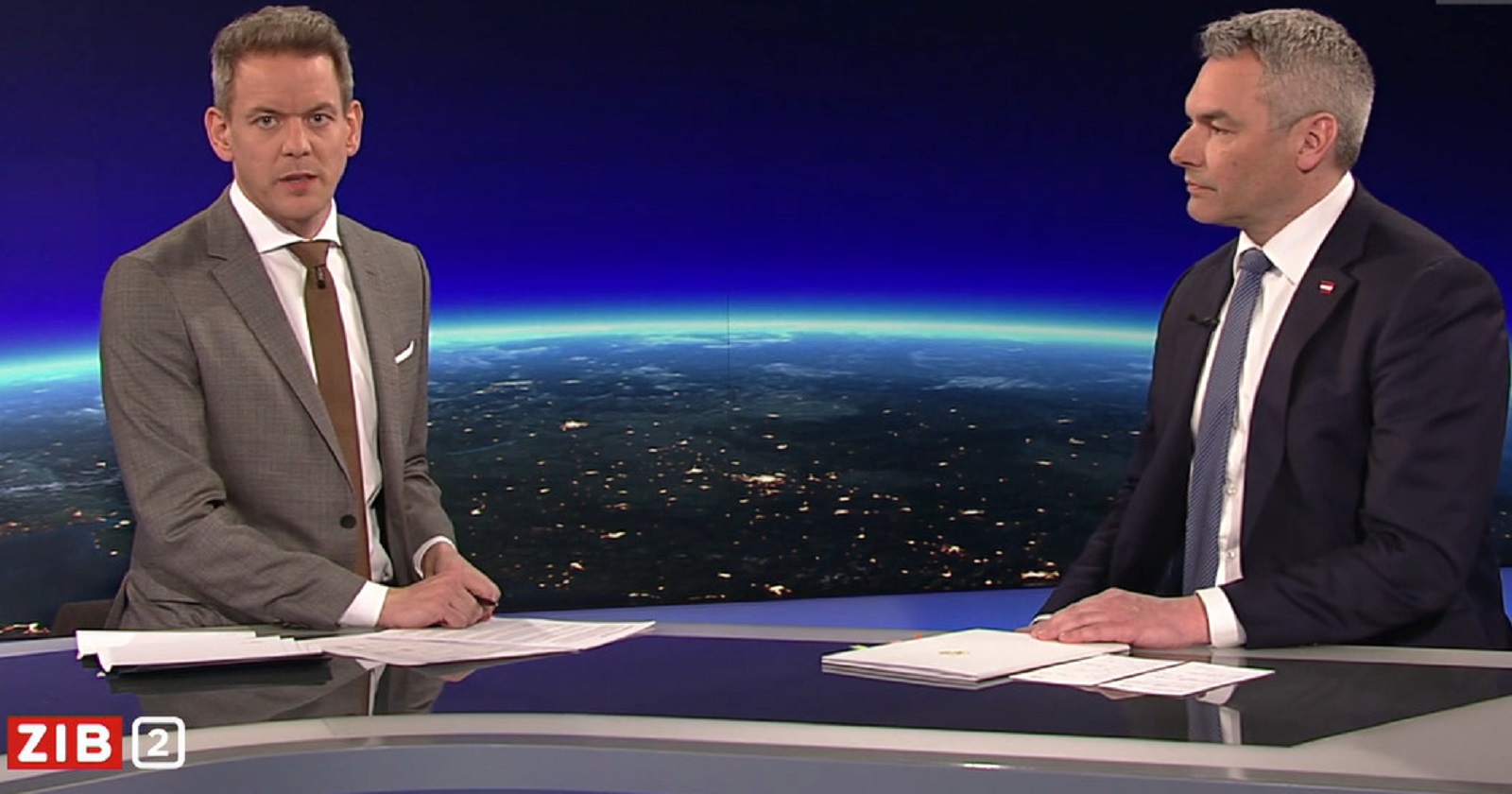 Moderator Martin Thür und Bundeskanzler Karl Nehammer (ÖVP) im Studio der ZIB2