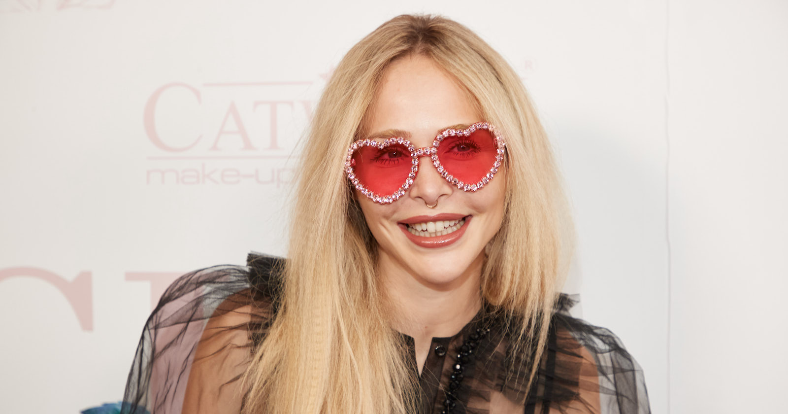 Theresia Fischer mit roter Herz-Sonnenbrille.