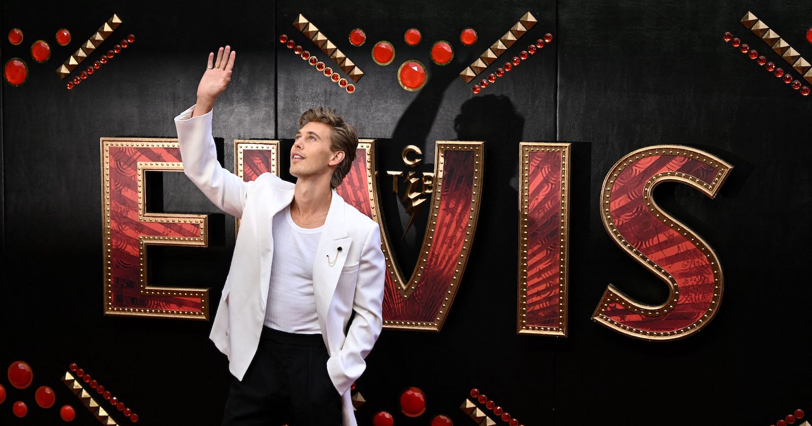 Austin Butler vor Elvis-Tapete