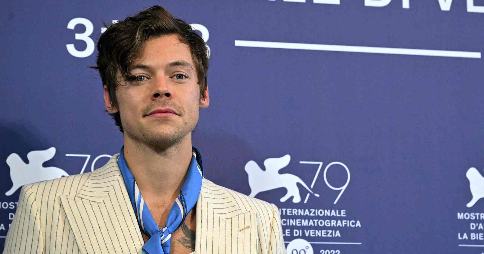 Harry Styles mit einem blauen Halstuch