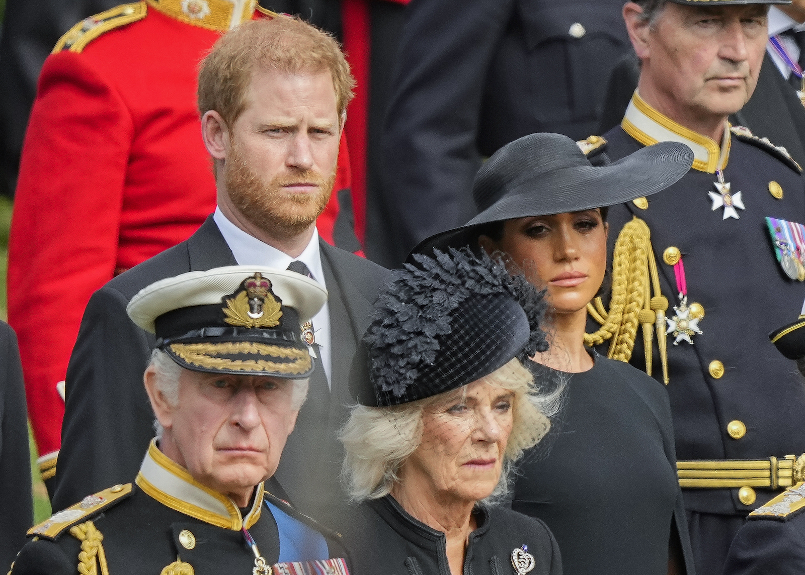 Harry, Meghan, Charles und Camilla mit traurigem Gesicht bei der Trauerfeier der Queen.
