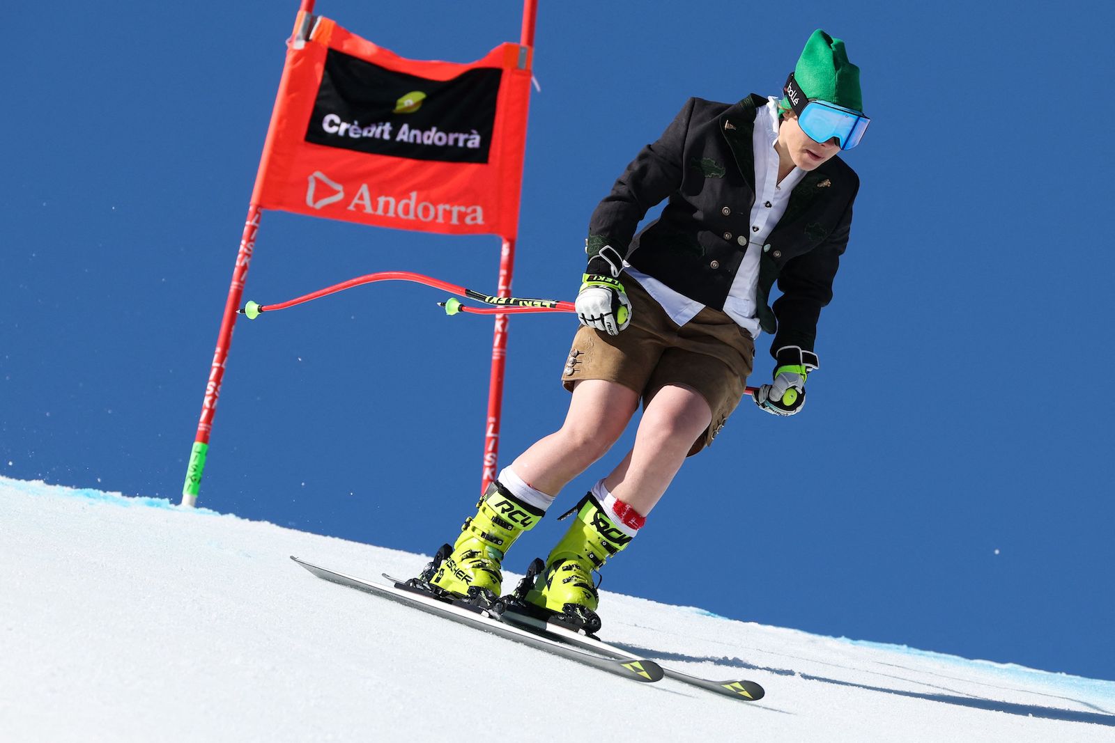 Nici Schmidhofer fährt den Super G in Lederhose.