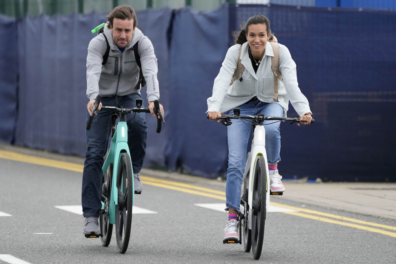 Fernando Alonso und Andrea Schlager fahren nebeneinander mit dem Fahrrad