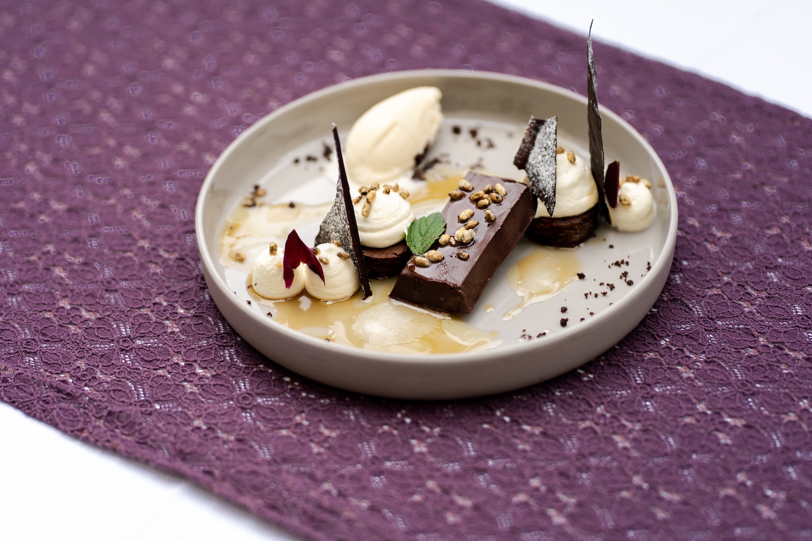 Ein schön angerichtetes Nachspeisenteller