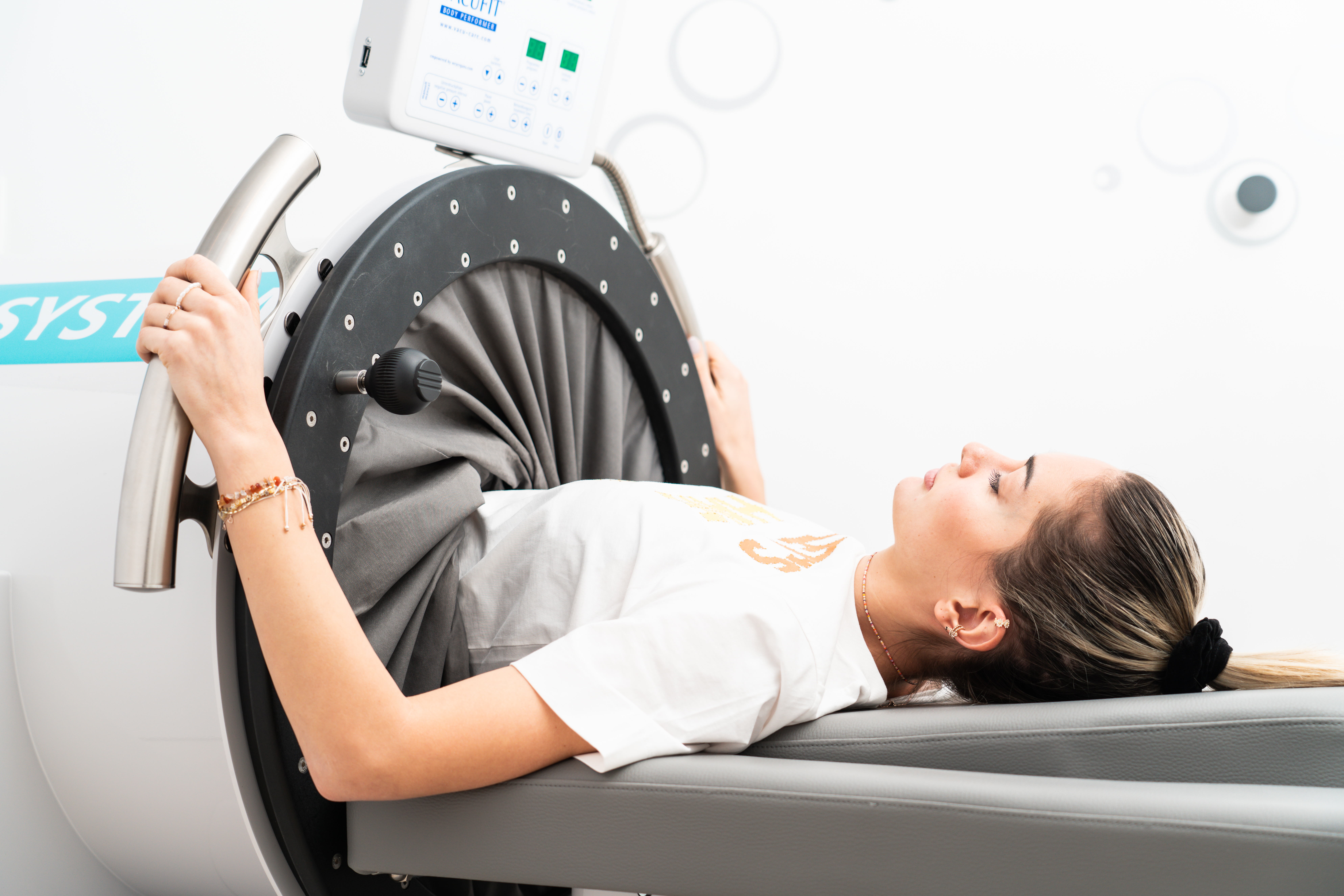 Bei einer Frau wird eine Lymphdrainage durchgeführt.