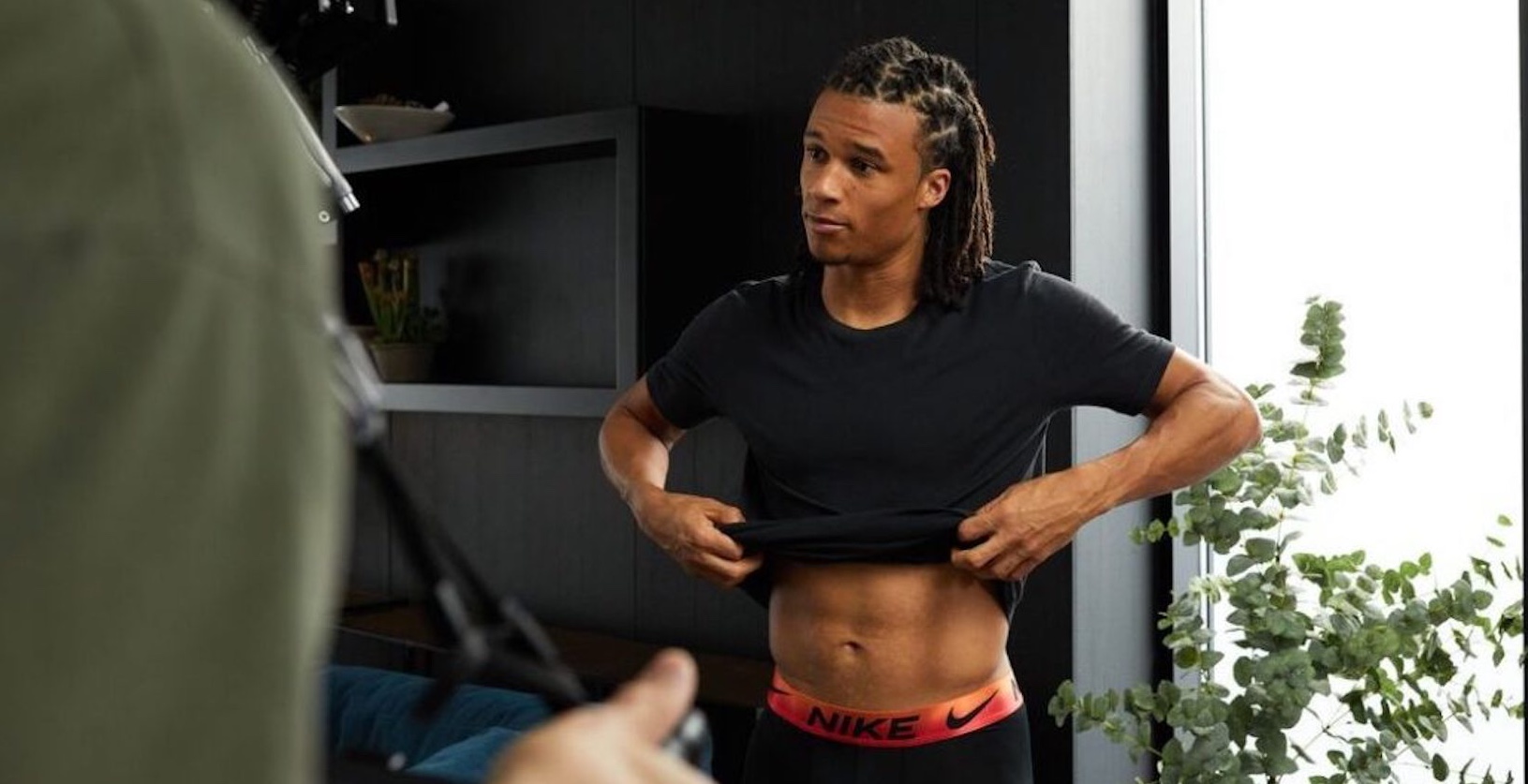 Nathan Aké zieht sich vor der Kamera aus