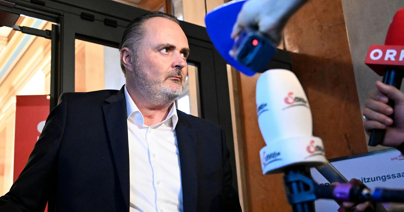Hans Peter Doskozil wird nach der Sitzung vor der Parteizentrale mit Mikrofonen der Journalisten abgefangen