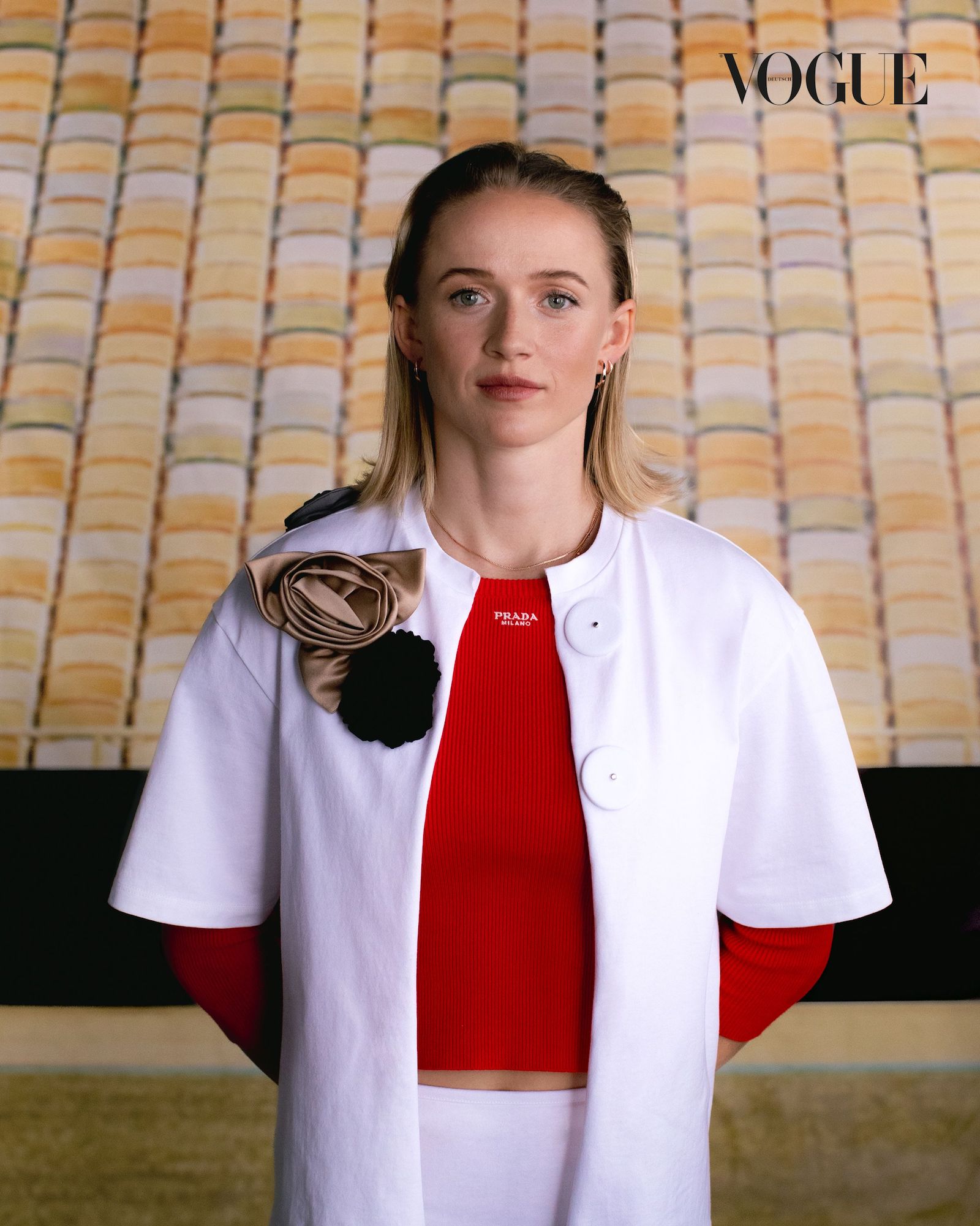 Lea Schüller in weißer Bluse und rotem Shirt.