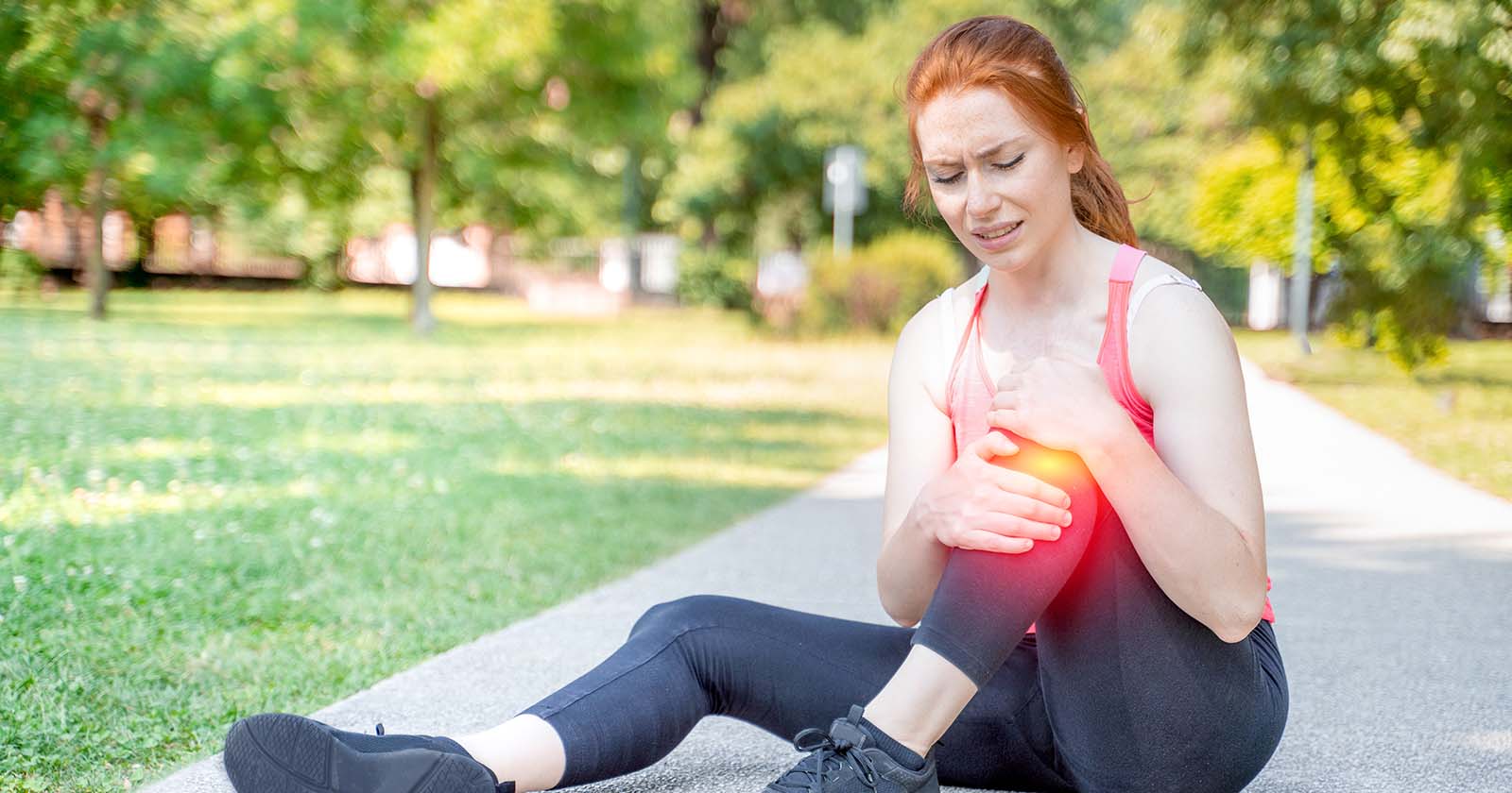 Frau hält sich ihr schmerzendes Knie | Credit: iStock.com/Paolo Cordoni