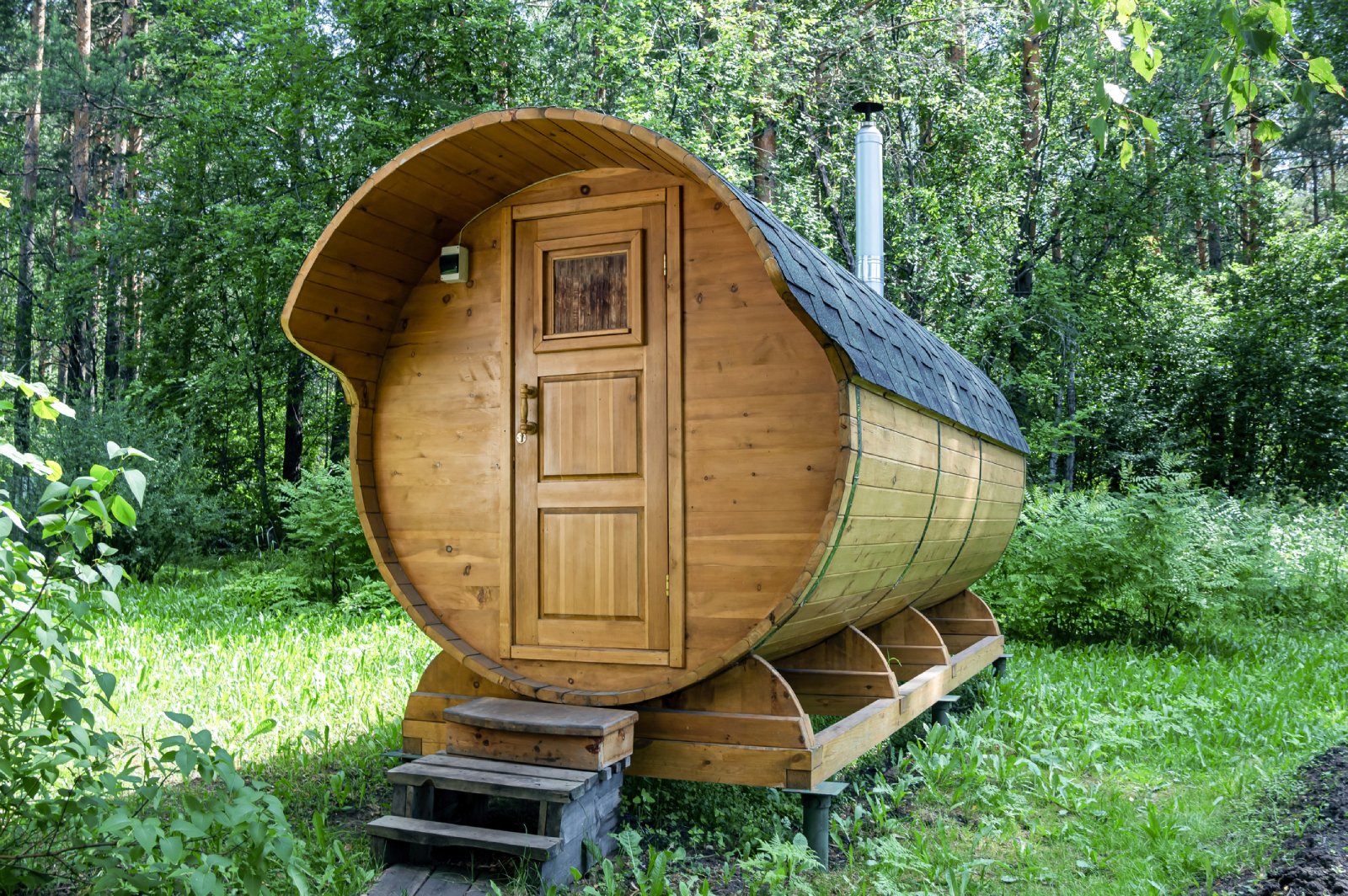 Holzfass-Haus steht im Garten | Credit: iStock.com/Melena-Nsk
