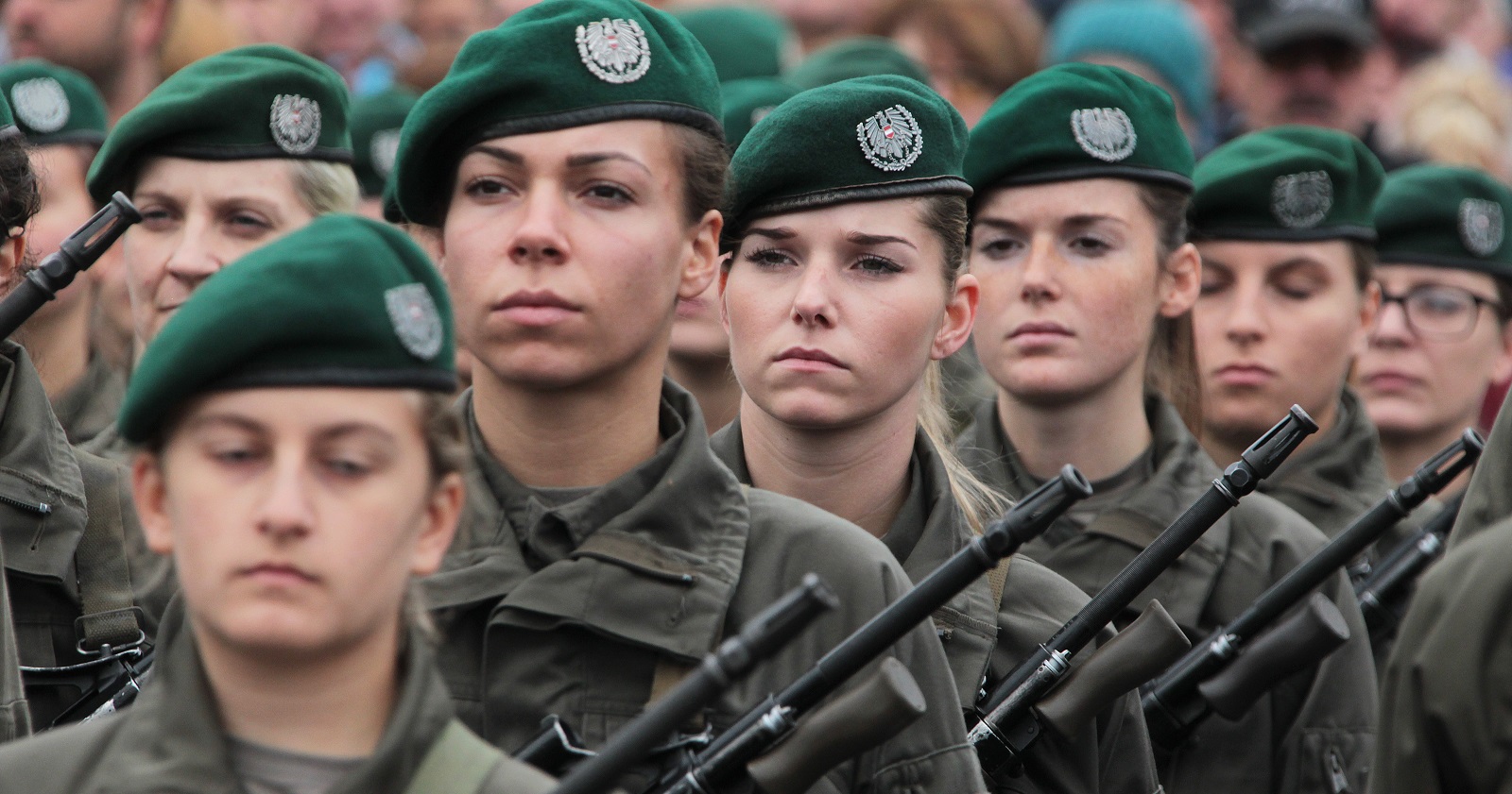 Soldatinnen in Reih und Glied
