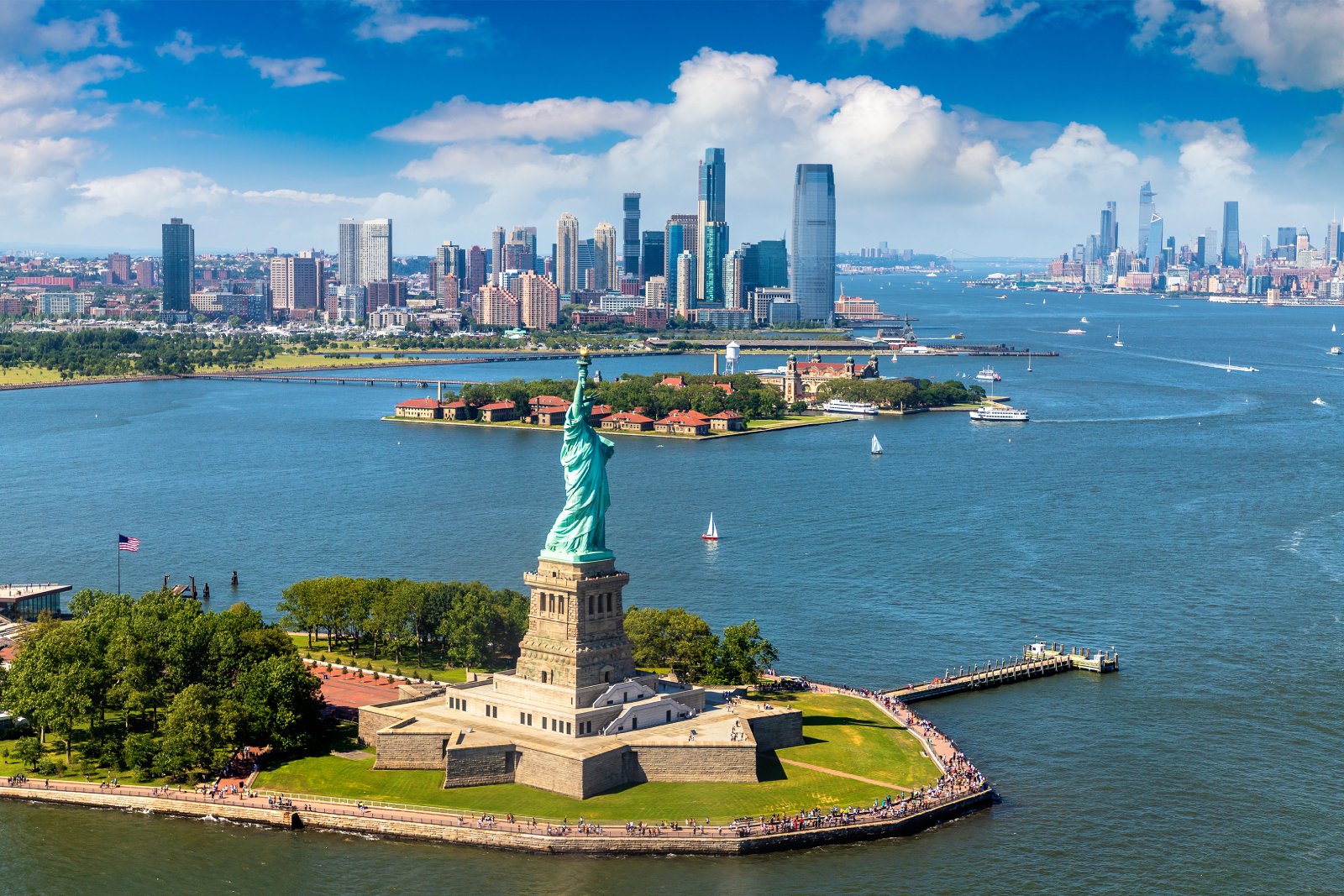 Freiheitsstatue im Sommer | Credit: iStock.com/bloodua