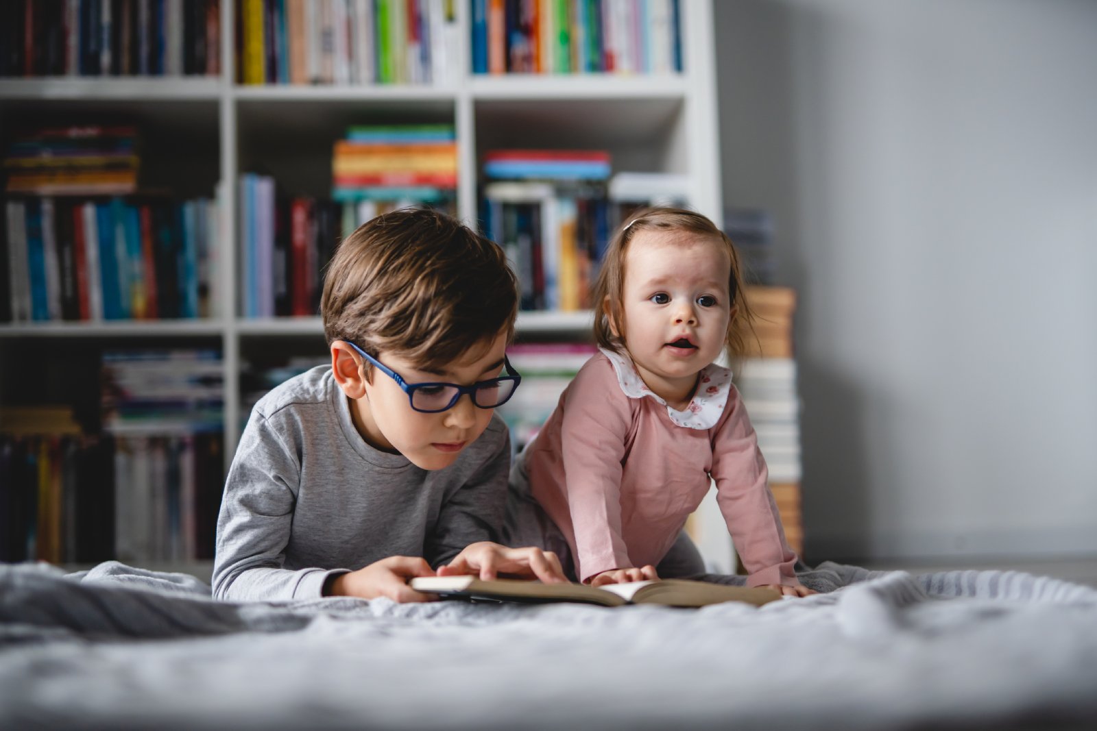 Geschwister lernen zusammen eine neue Sprache | Credit: iStock.com/Miljan Živković