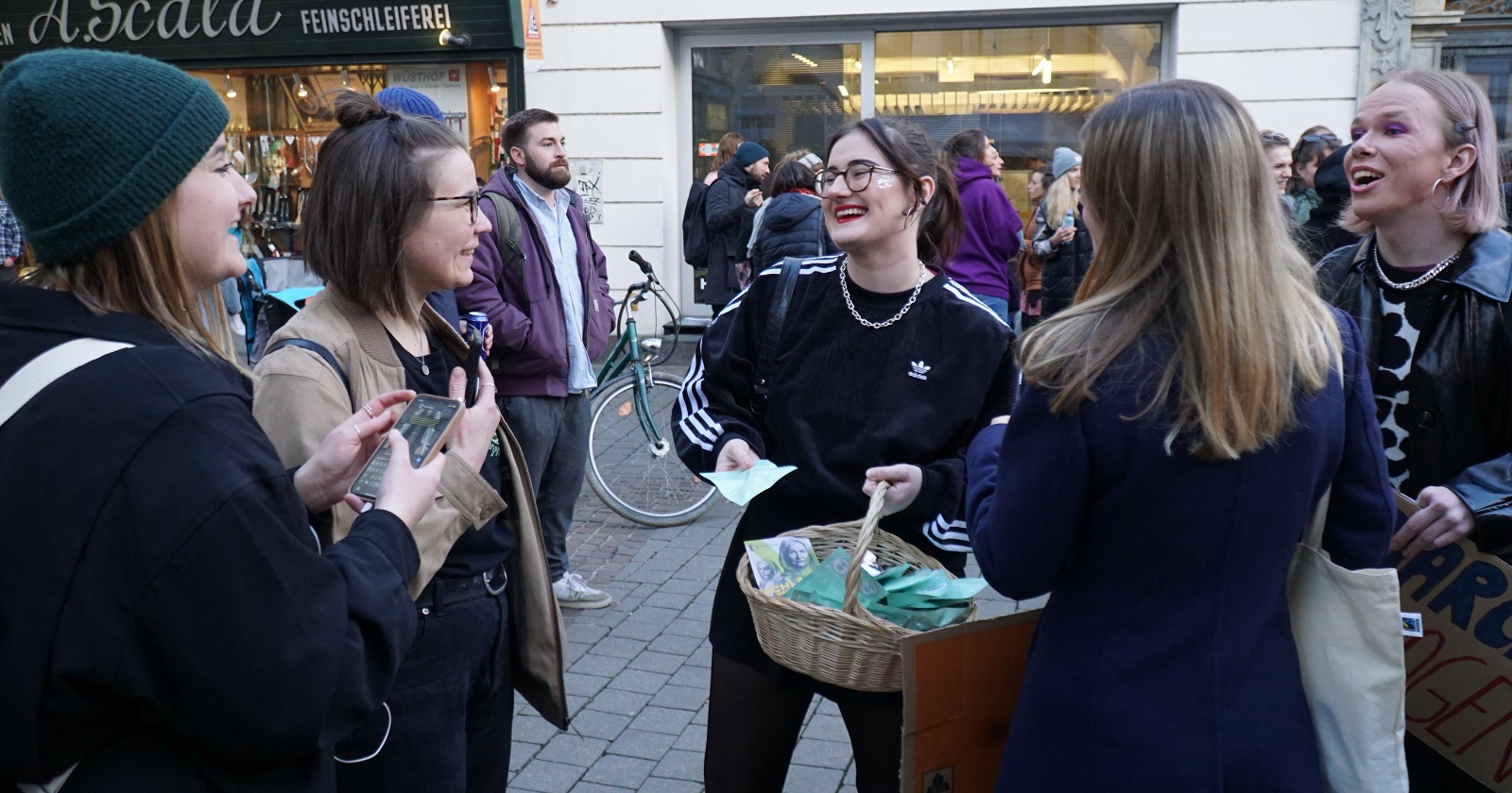 Junge Frauen bei der Verteilaktion in Graz. Sie lachen, die Stimmung wirkt gelöst.