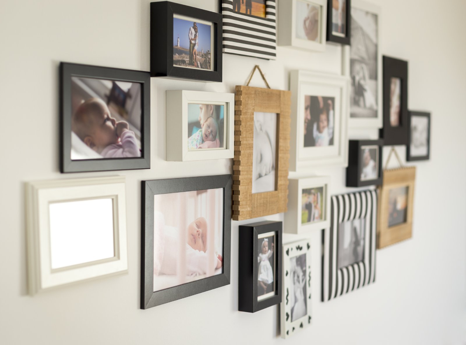 Bilder sind gemäß Salonhängung an der Wand angebracht | Credit: iStock.com/Ondrooo
