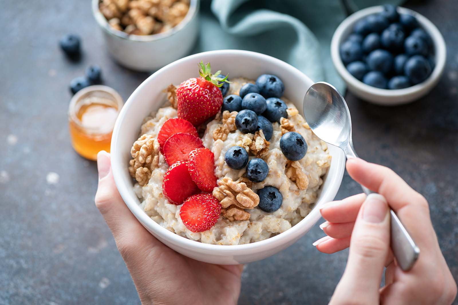 Haferflockenbrei mit Beeren steht auf dem Tisch | Credit: iStock.com/Arx0nt