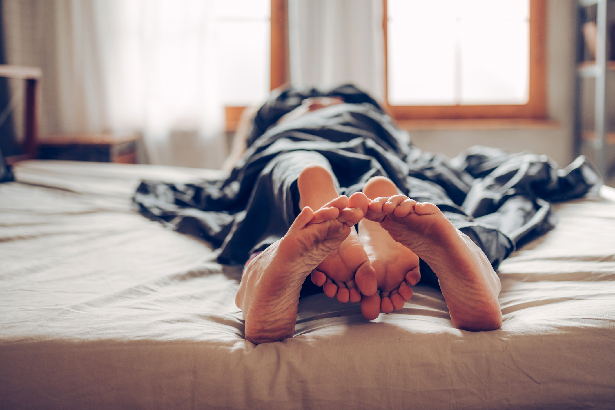 Pärchen kuschelt im Bett
