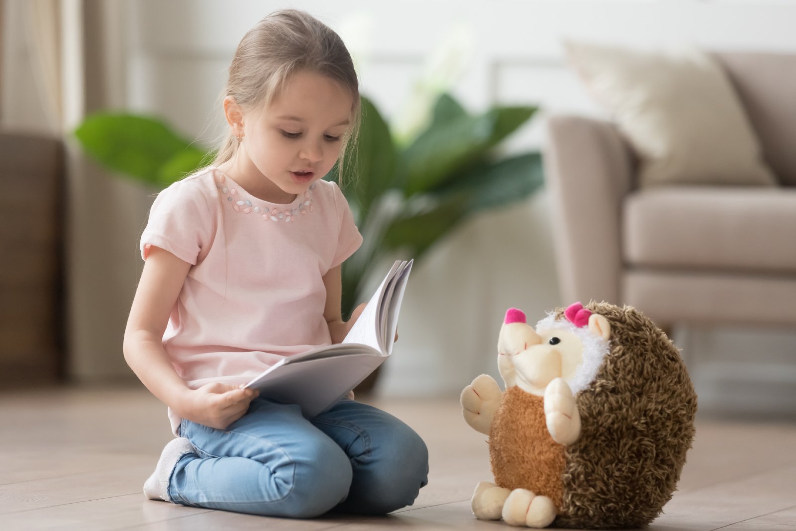 Kleines Mädchen lernt eine Sprache | Credit: iStock.com/fizkes