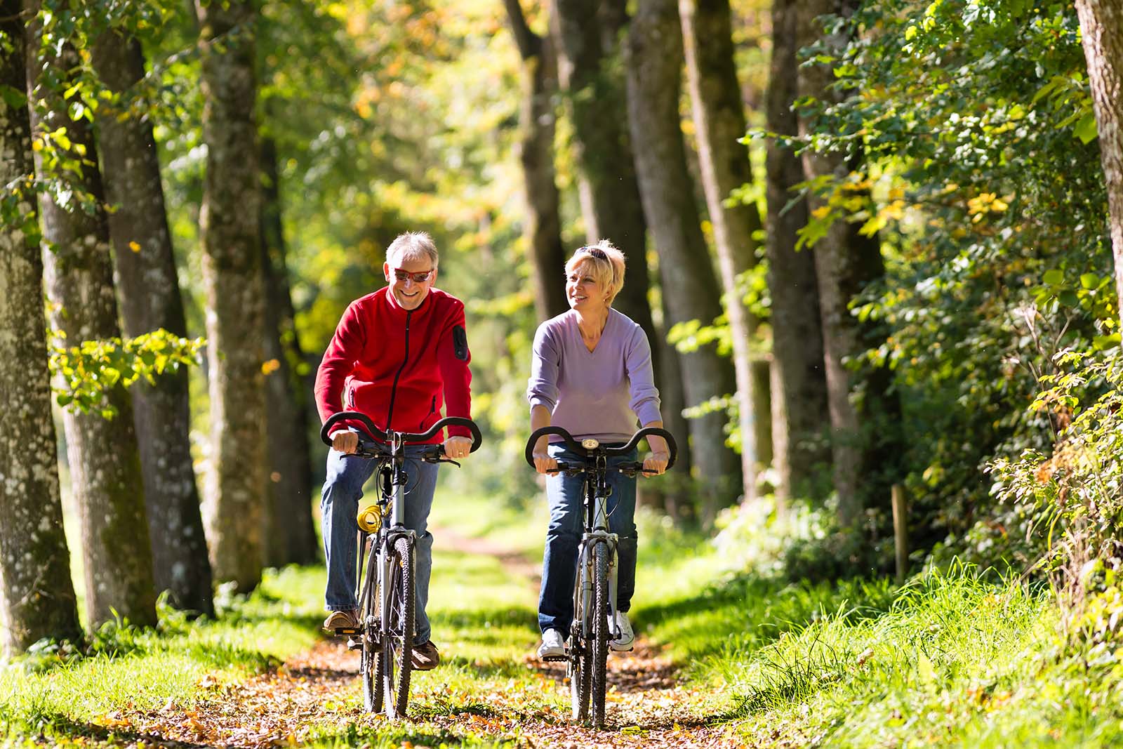 Älteres Paar fährt gemeinsam mit dem Rad | Credit: iStock.com/kzenon