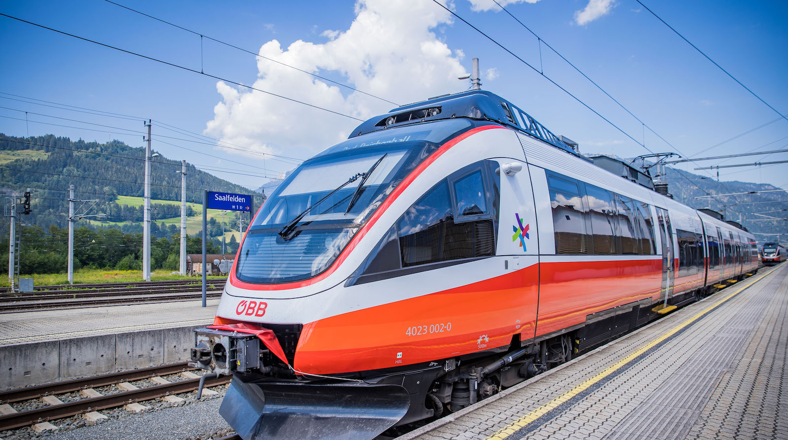 Zug am Bahnhof Saalfelden