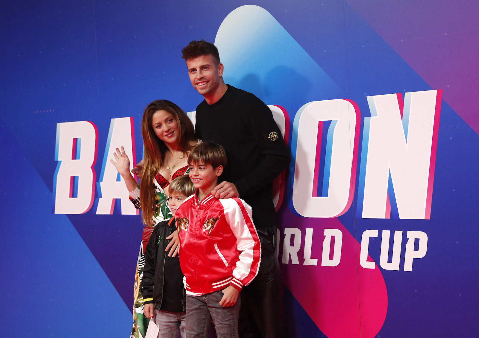 Shakira mit Piqué und den Kindern bei einer Veranstaltung.