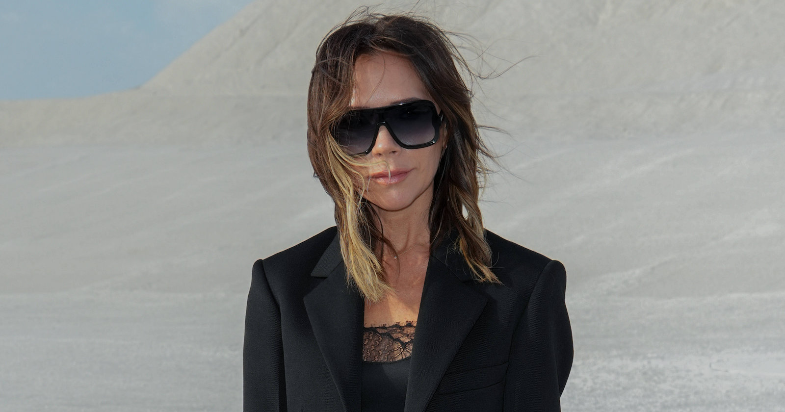 Victoria Beckham mit schwarzer Sonnenbrille.