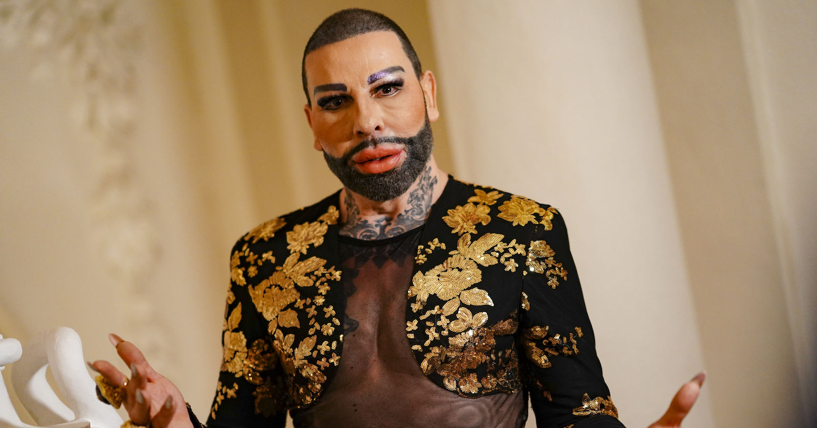 Designer Harald Glööckler in einem funkelndem Outfit.