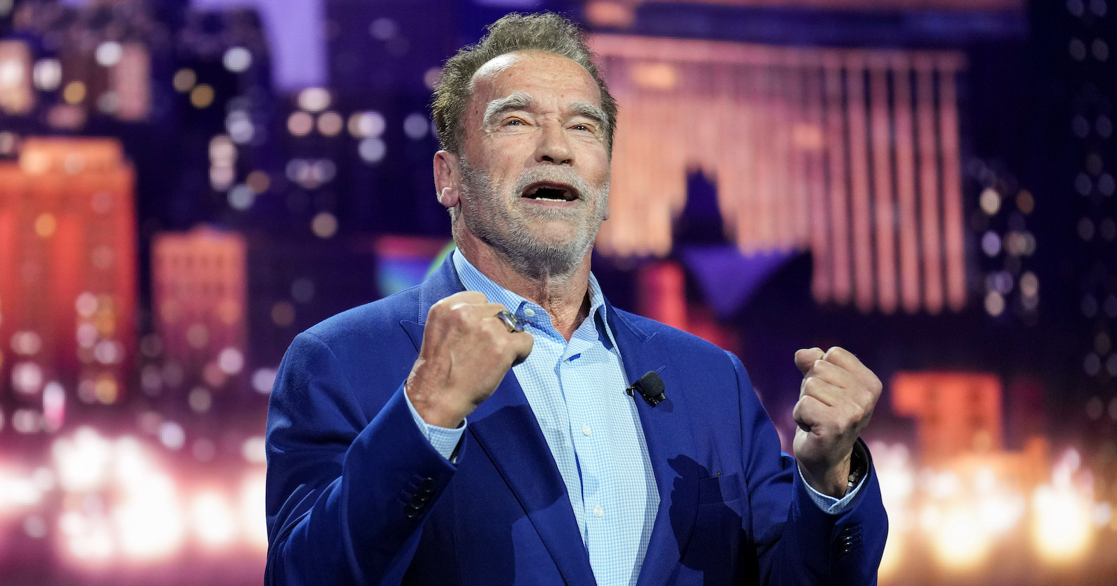 Arnold Schwarzenegger in blauem Anzug bei einer TV-Show.