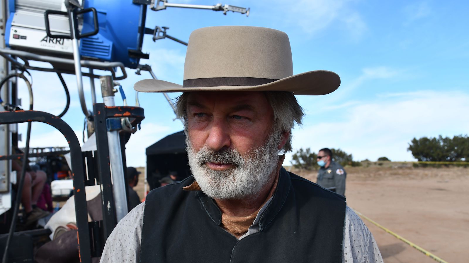 Alec Baldwin mit Cowboy-Hut am Filmset von "Rust".