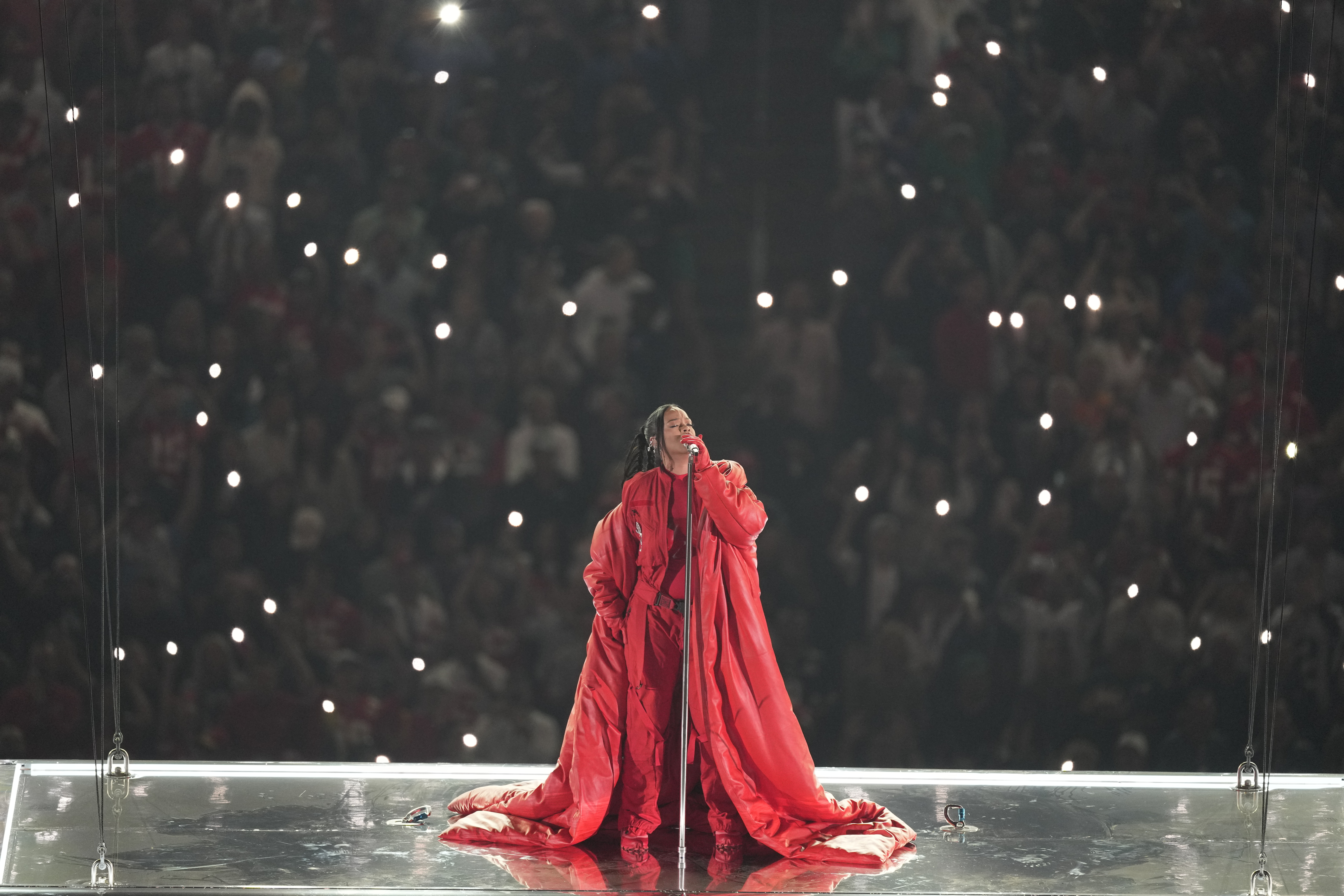 Rihanna bei der Superbowl Show in einem roten Outfit