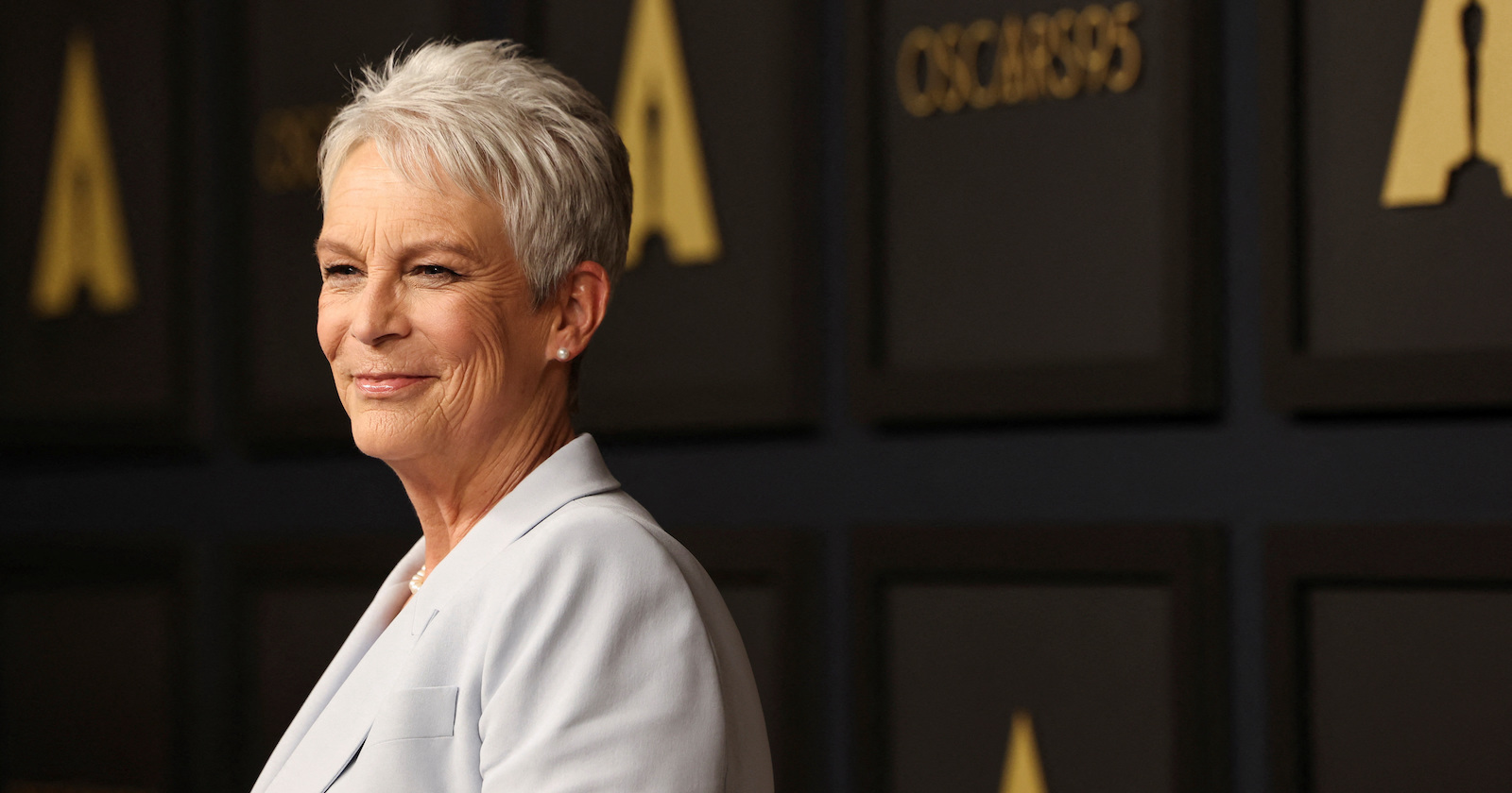 Jamie Lee Curtis in weißem Hosenanzug bei eine Premiere.