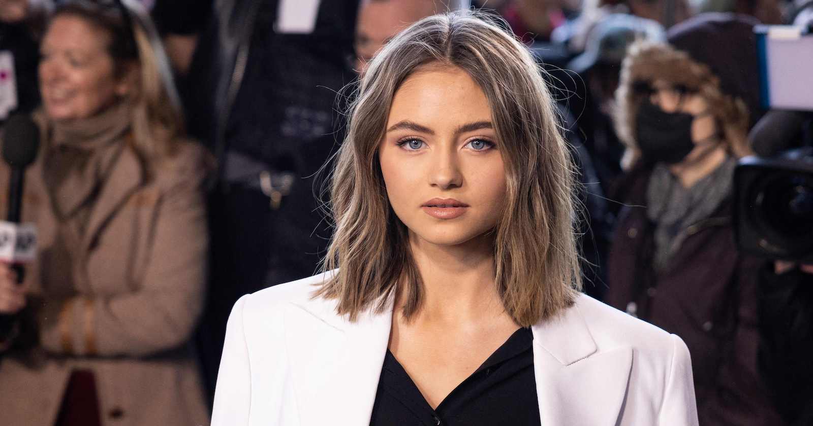 Leni Klum in weißem Blazer bei einer Veranstaltung.