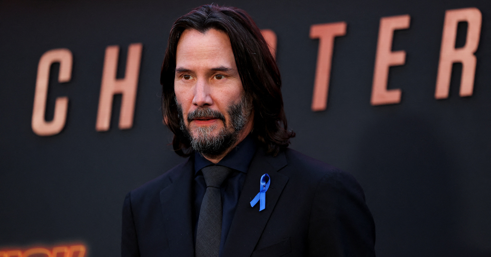 Keanu Reeves in Anzug bei einer Filmpremiere