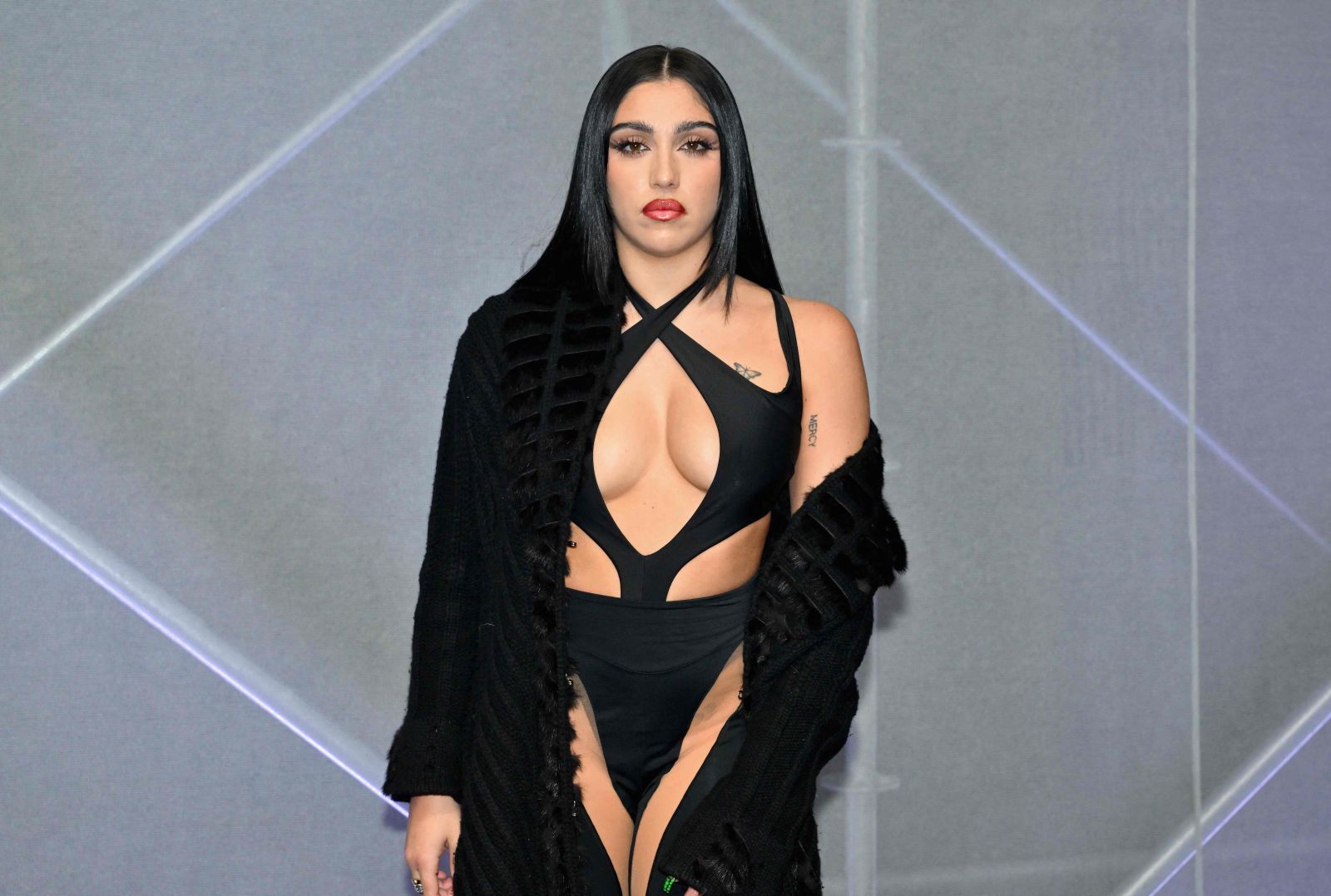 Lourdes im Catsuit