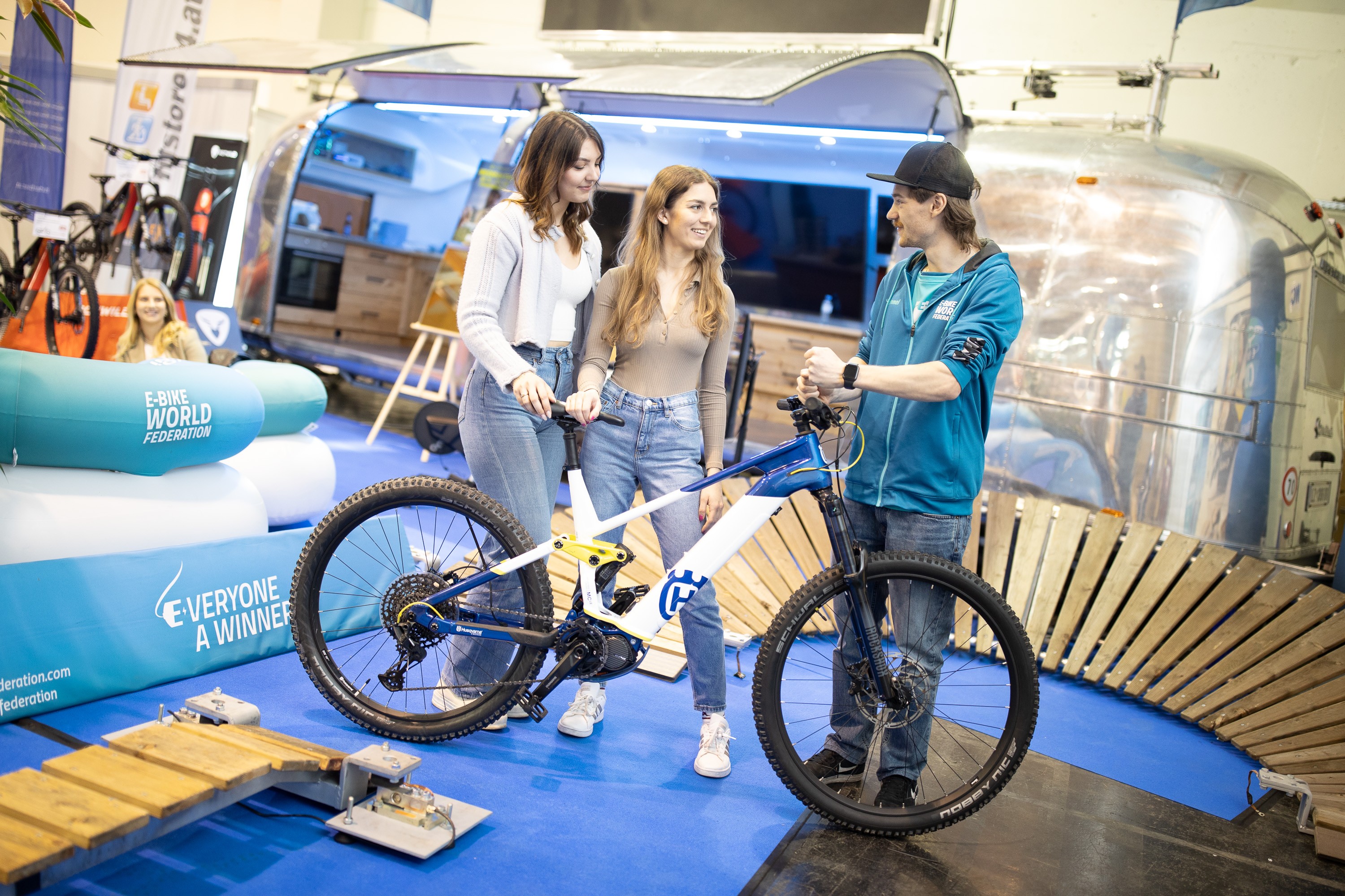 Jugendliche mit Bike