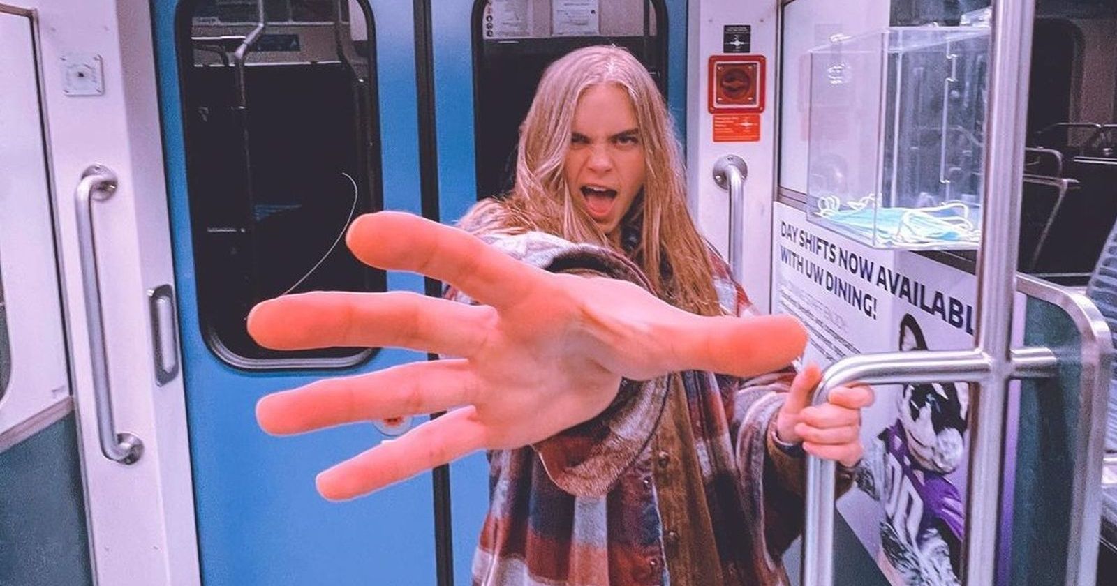 Die Texanerin und Cara-Double streckt die Hand nach der Kamera aus.