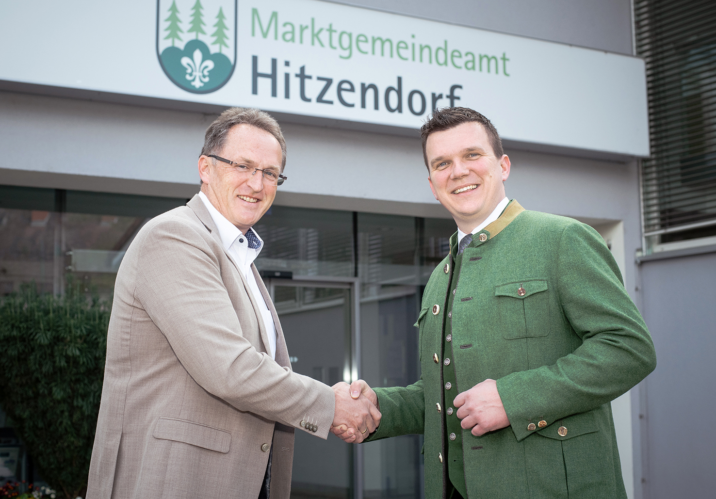 Spari (li.) übergibt an Gschier (re.)