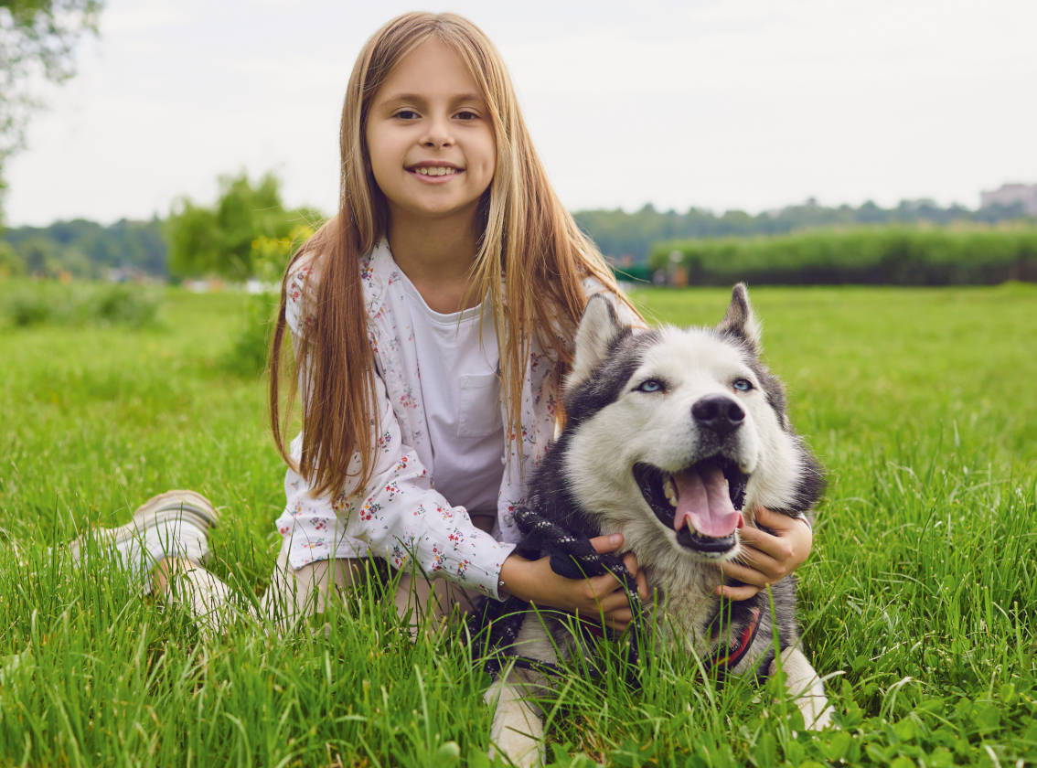 Mädchen mit Husky