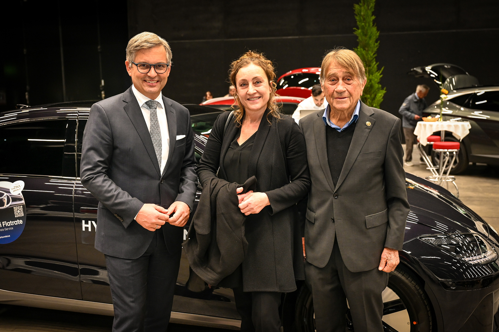 BM Magnus Brunner mit Aussteller Layla und Manfred Ellensohn  (Ellensohn – Das Autohaus) (v.li.)