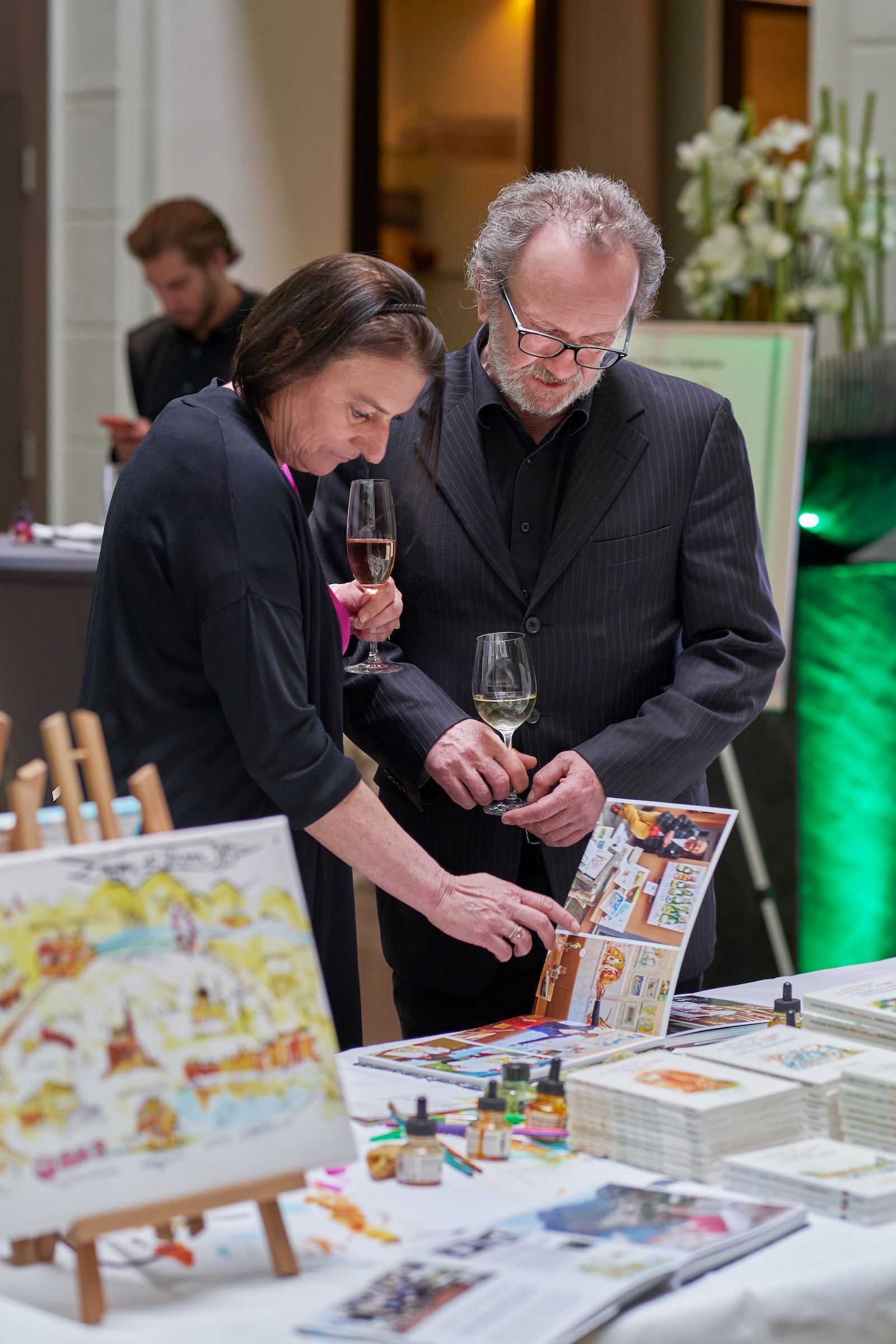 Porträt zweier Personen am Buchtisch