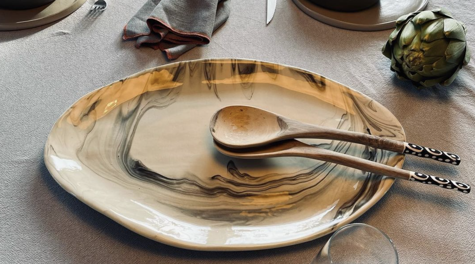 Geschirr schön gedeckt