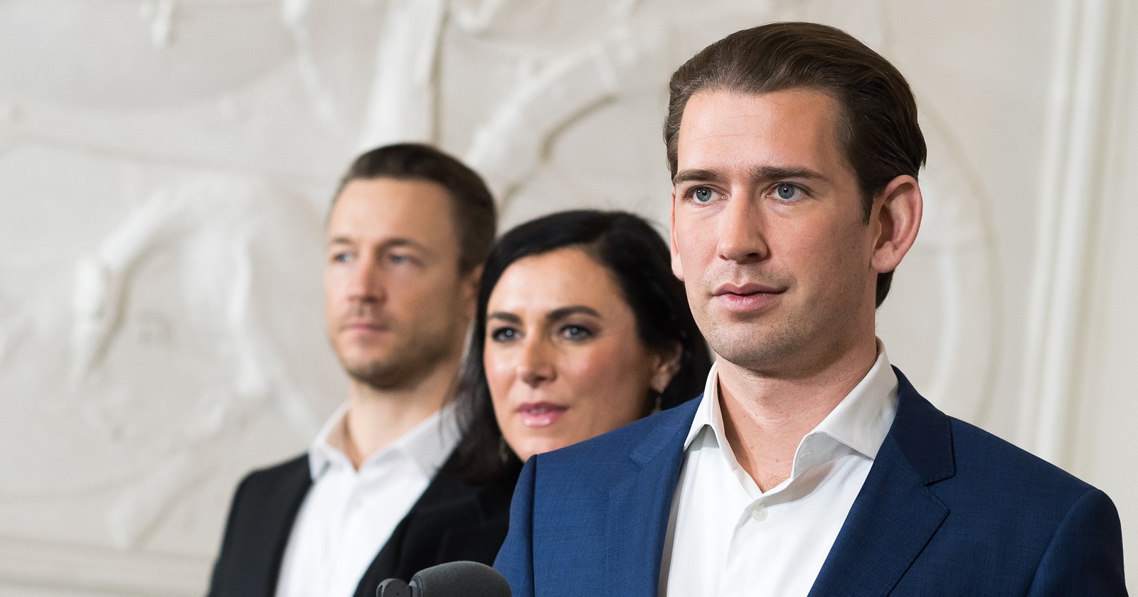 Im Vordergrund Sebastian Kurz, hinter ihm stehen Elisabeth Köstinger und Gernot Blümel. Alle blicken in dieselbe Richtung.