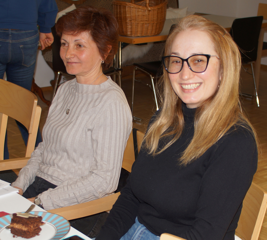 Das Gespräch dreht sich nicht nur um den Arbeitsalltag, sondern auch um Privates.