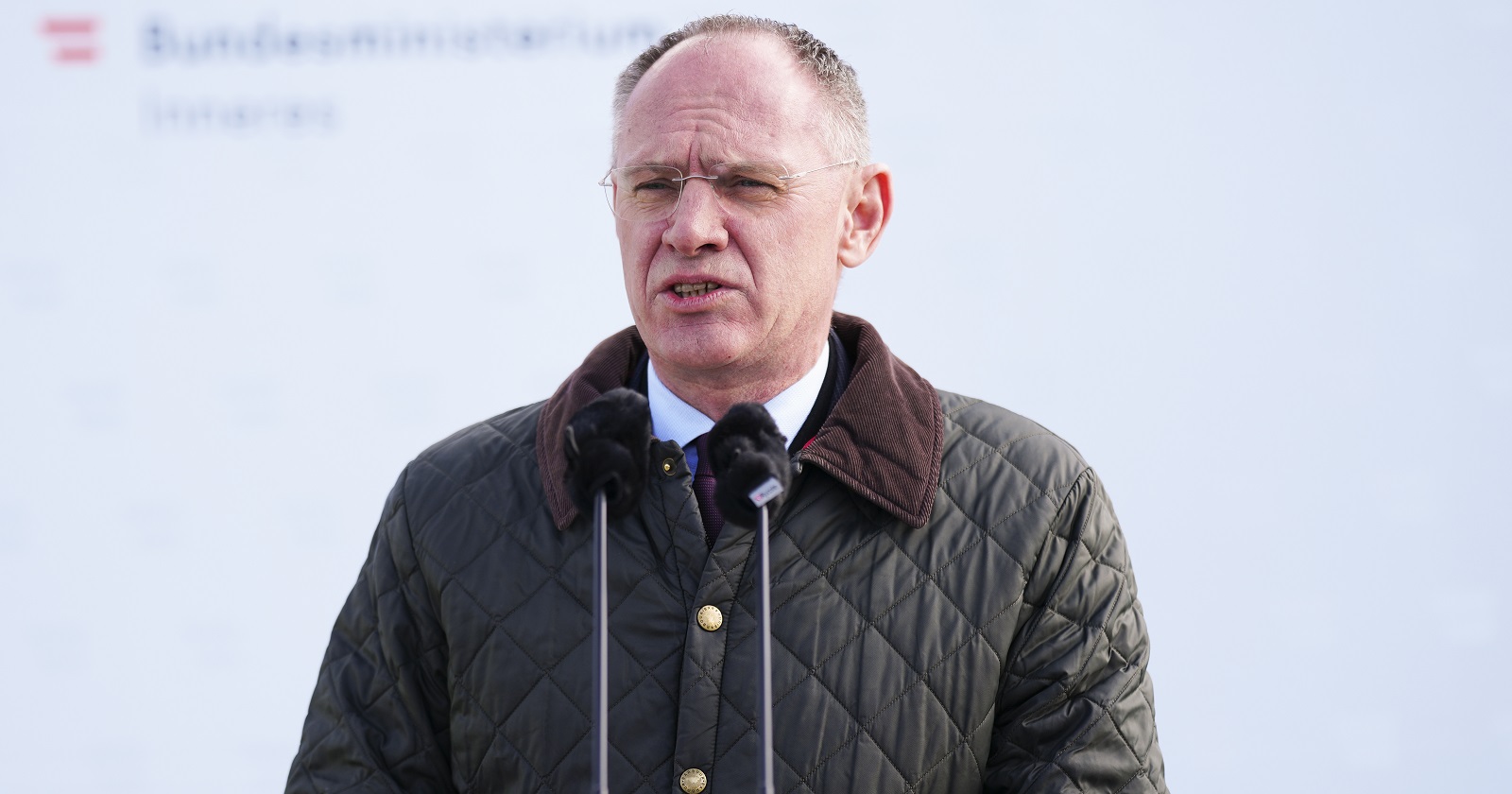 Karner in Großaufnahme bei einem Medientermin im Freien