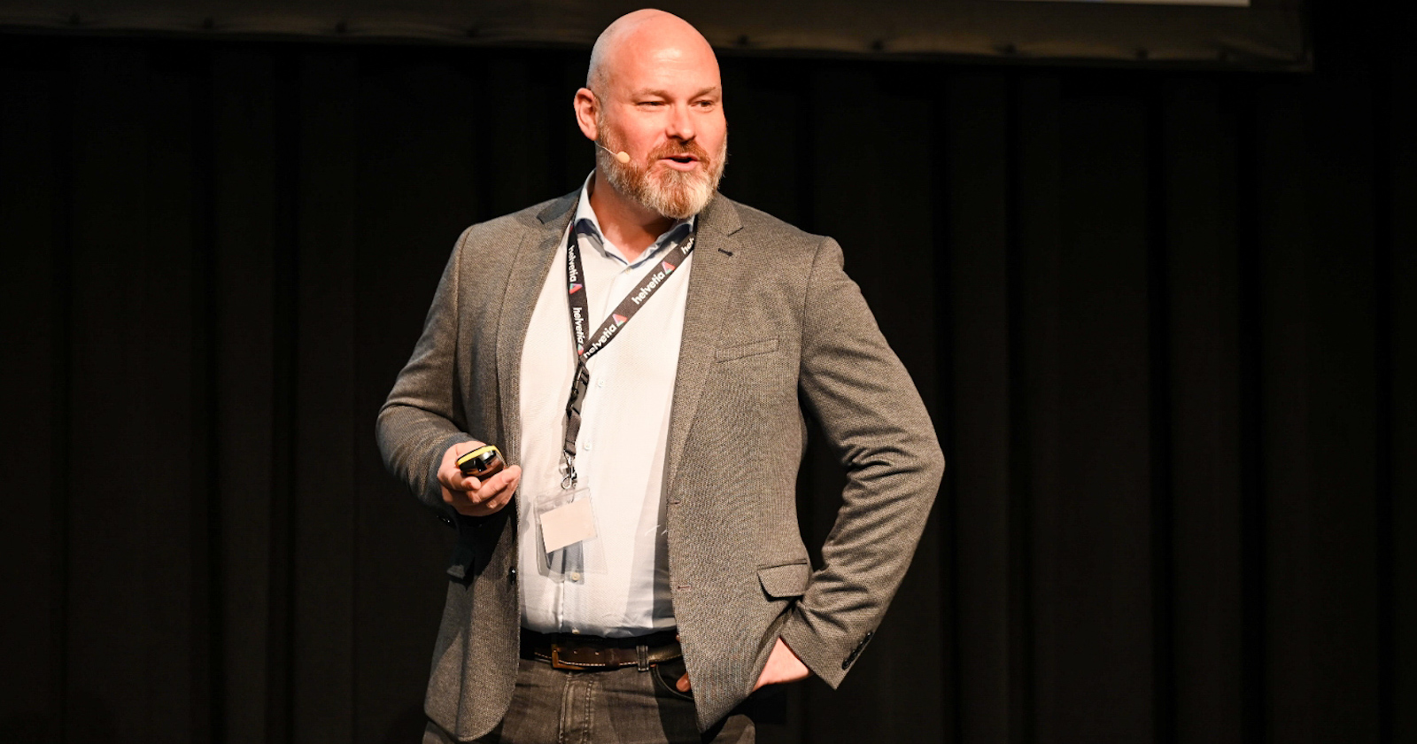 Cyber-Experte Jürgen Weiss mit weißem Hemd vor einer schwarzen Wand | Credit: Christian Dusek/Helvetia