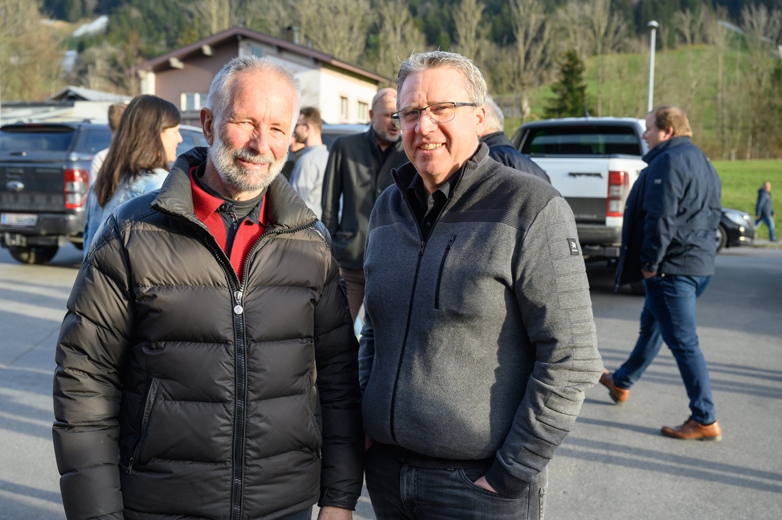 Hubert Hartmann (Gründungs-Obmann holzbau_kunst) und Josef Fessler (Alpina Holzbau) (v. li.)