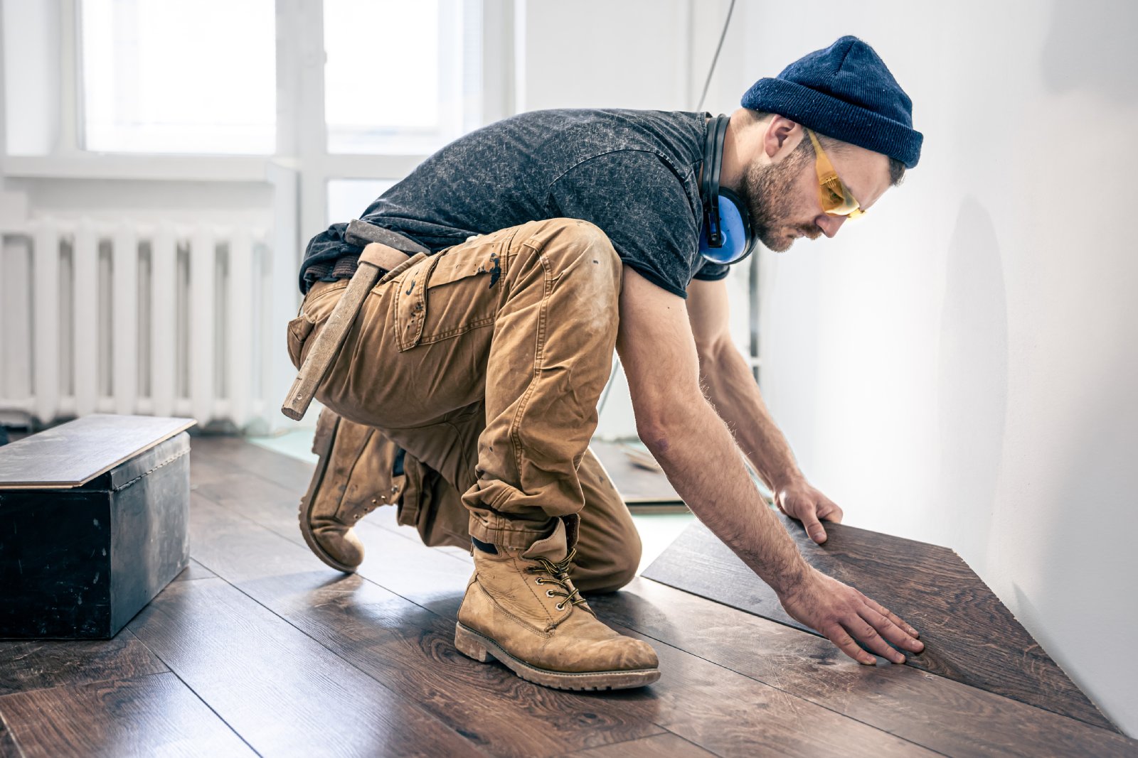 Mann arbeitet am Parkett-Boden | Credit: iStock.com/puhimec