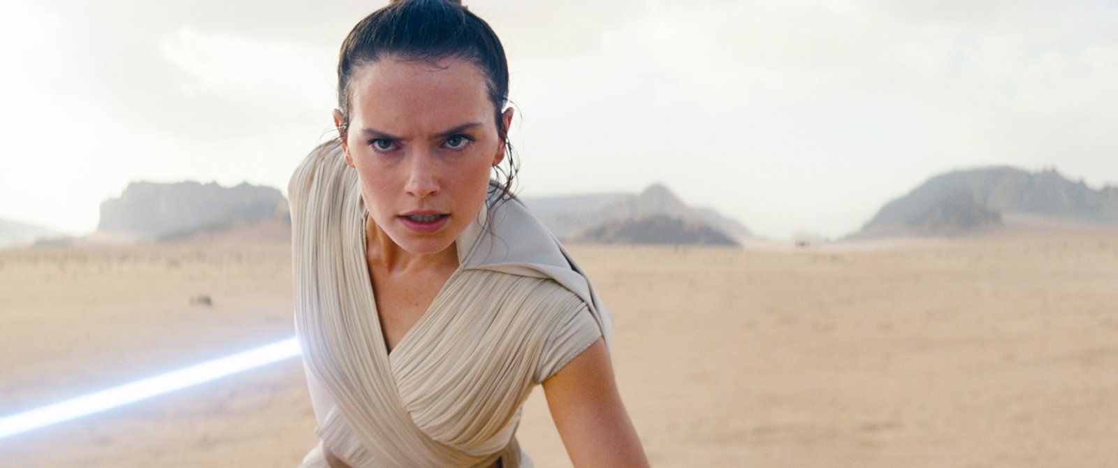 Rey Skywalker mit Lichtschwert | Credit: Lucasfilm Ltd. / Everett Collection / picturedesk.com