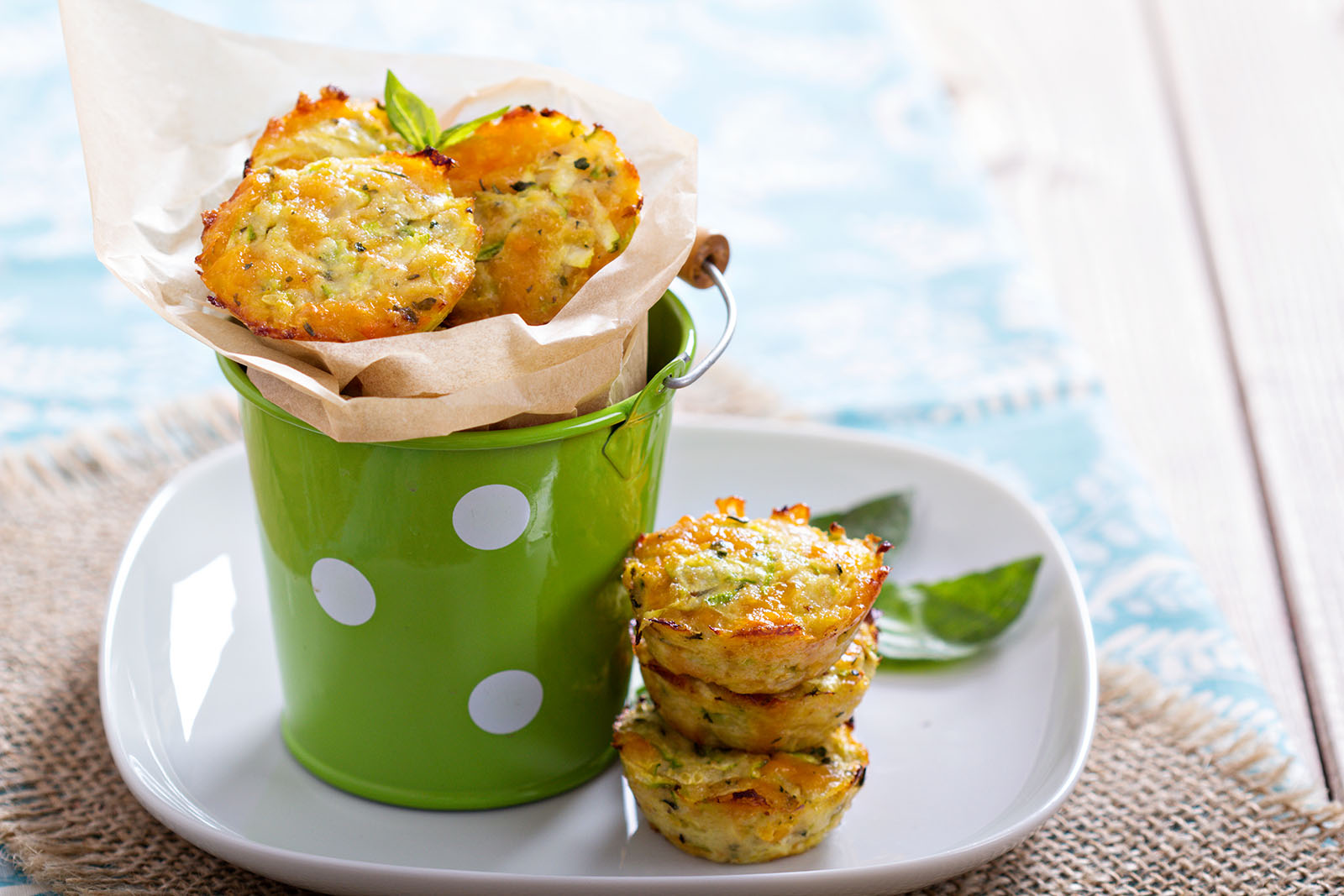 Zucchini-Laibchen mit Joghurt-Dip | Credit: iStock.com/VeselovaElena