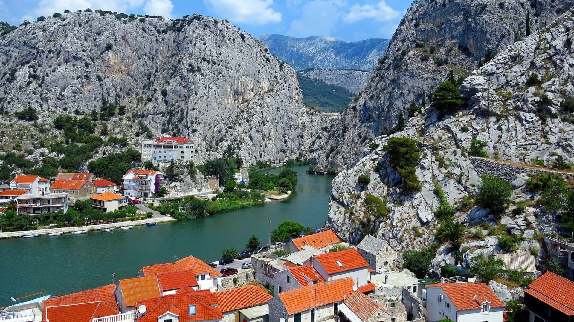 Meer und Berge gibt es in Omis in Kroatien.